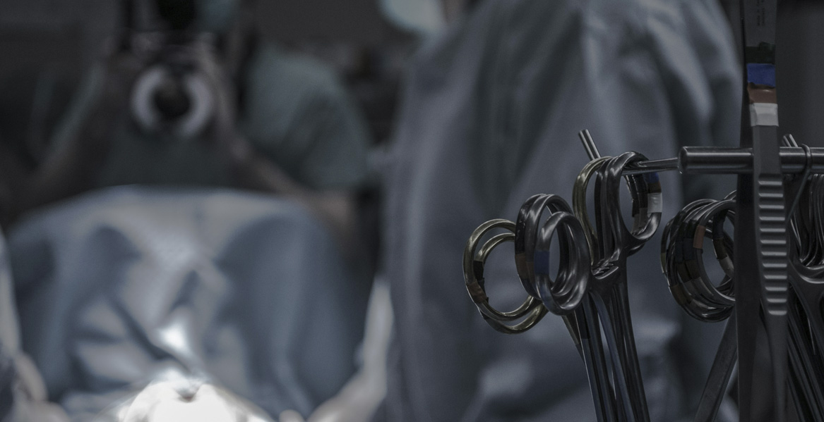 Doctores y cirujanos en una intervención