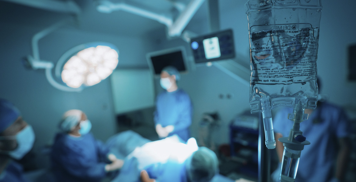 Doctores preparando el quirofano para una intervención