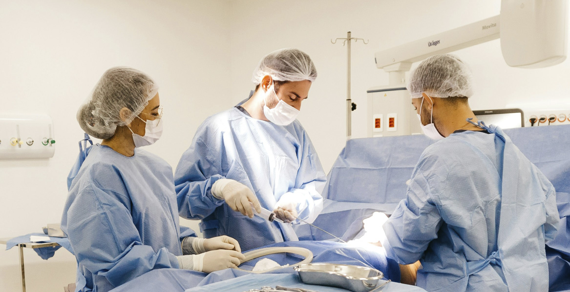 Doctores y cirujanos en una intervención