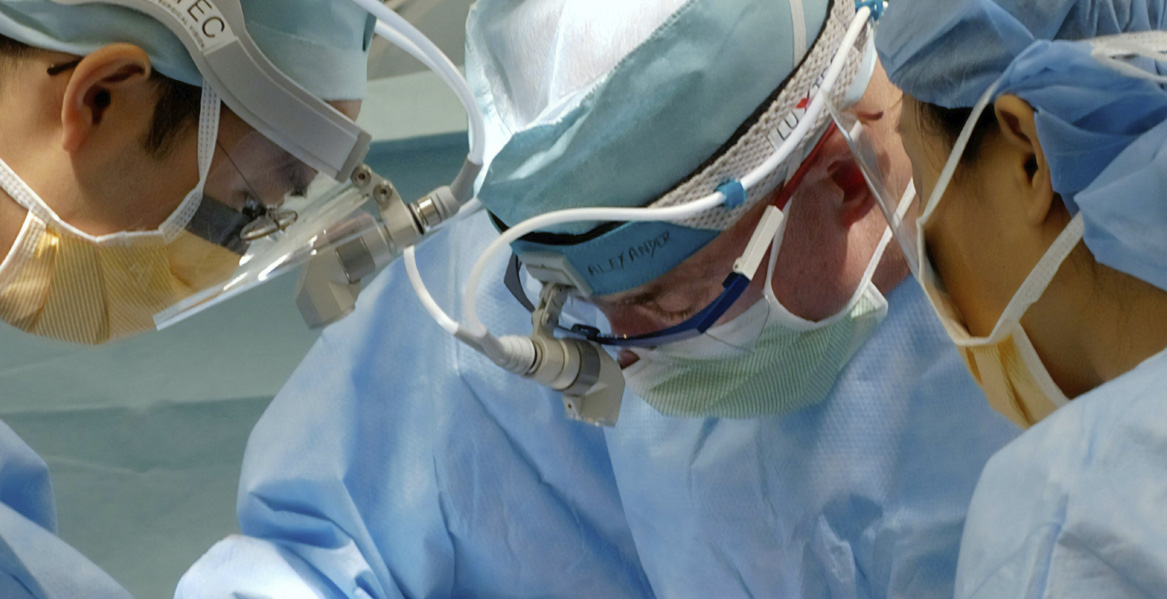 Doctores y cirujanos en una intervención