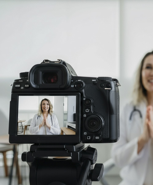 Cirujano grabando anuncio para campaña de marketing