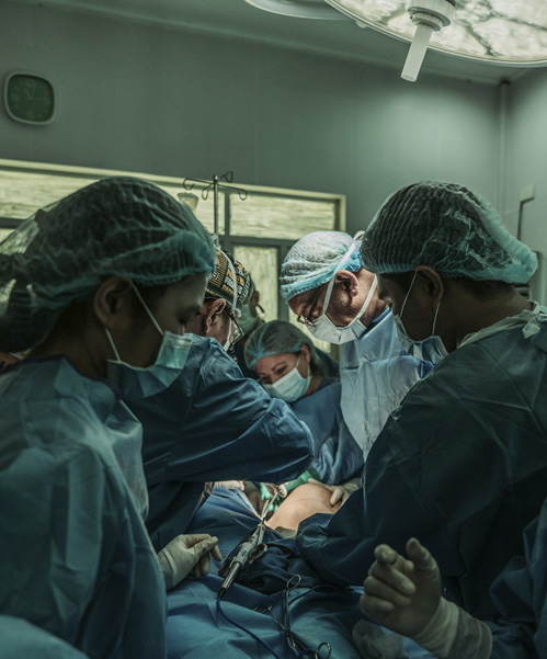 Grupo de cirujanos en una operación