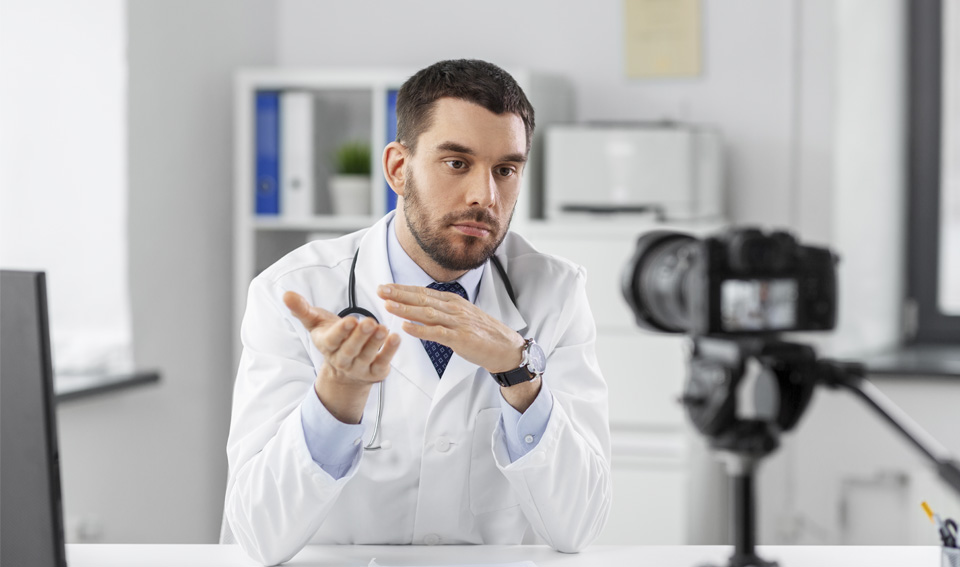 Doctor grabando un video para la gestión de redes sociales para cirujanos