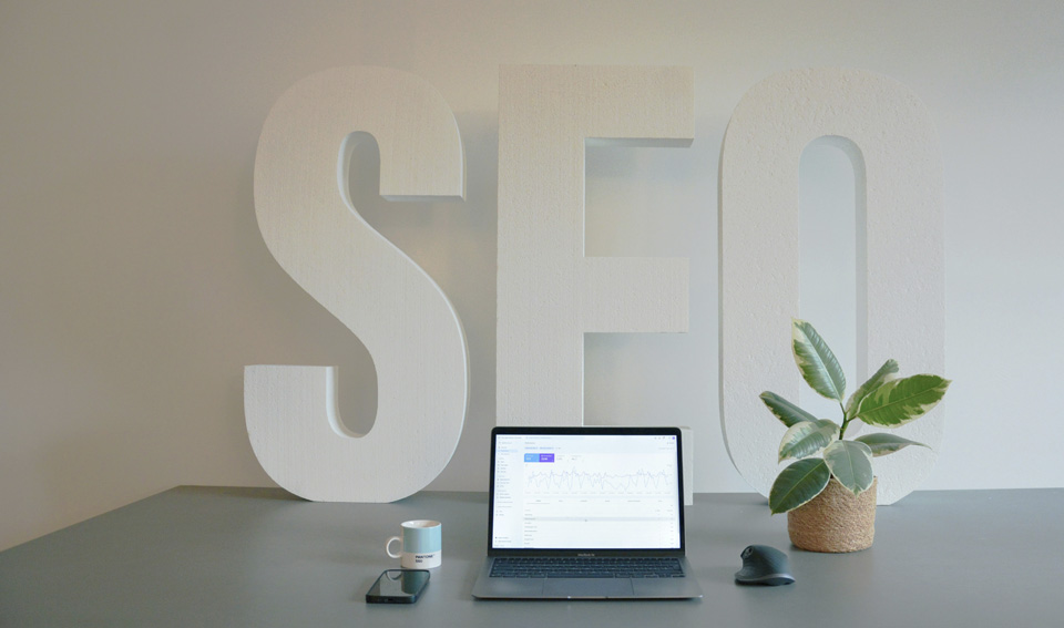 Ordenador con análisis SEO de Google Search Console para el posicionamiento en Google para cirujanos